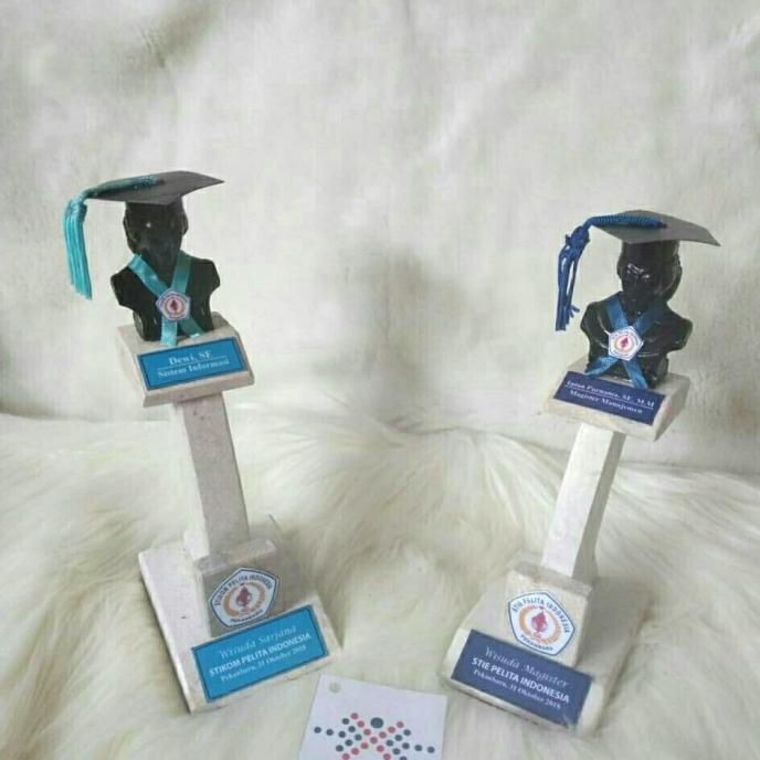 ,,,,,,,] Patung Wisuda Plakat Marmer Exclusive Hadiah Penghargaan Universitas