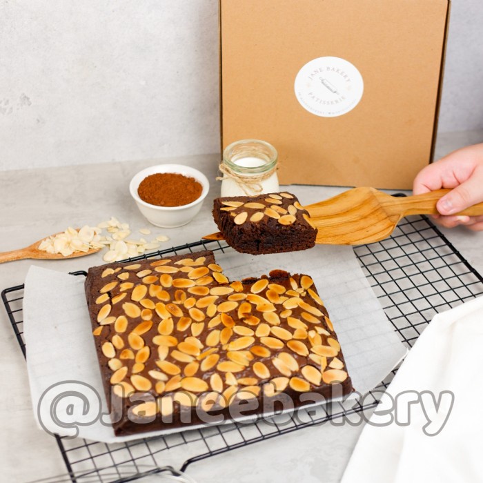 

PARSEL RAHMADAN LEBARAN BROWNIES PANGGANG PREMIUM ALMOND 20X20 CM