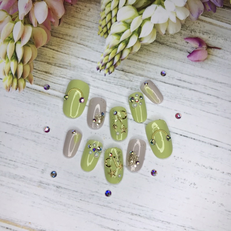 kuku palsu atau nail art warna hijau lime