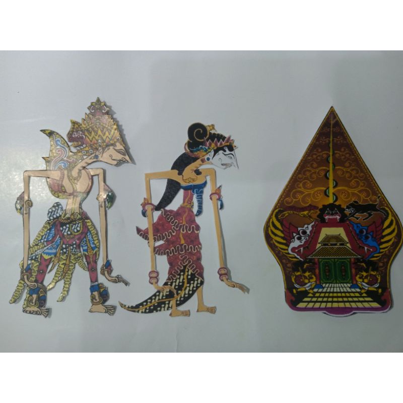 wayang dan gunungan model 3 berdampingan searah