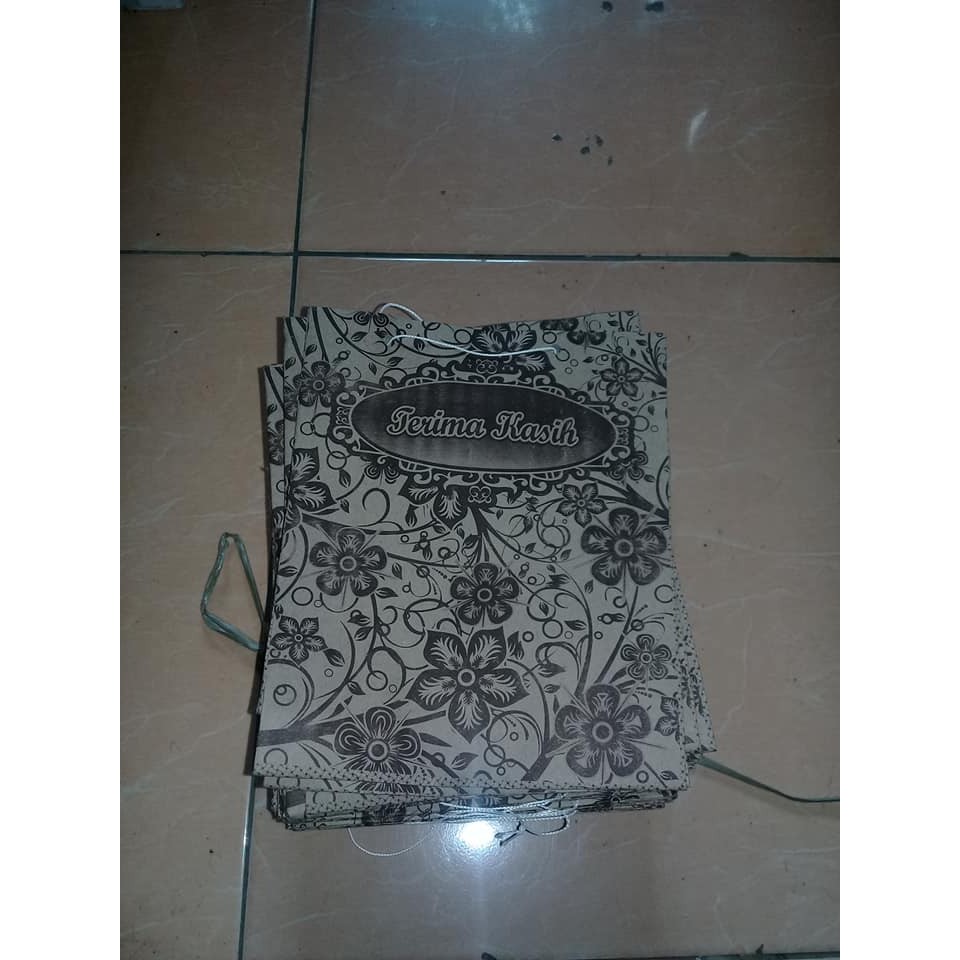 

Tas kertas pengganti tas plastik /paperbag murah / Tas kertas murah untuk kemas paket hijab