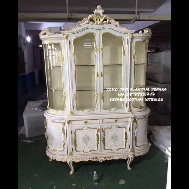 Lemari hias,lemari piala,lemari cat putih