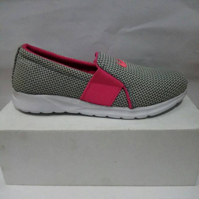 Sepatu slip on wanita nike