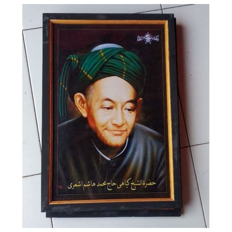 cetak lukisan Kh.Hasyim Ashari plus bingkai ukuran 53 X 35