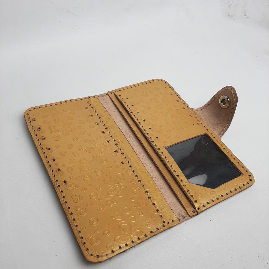 Dompet kulit sapi asli motif handmade memiliki 13 slot dan 4 tempat penyimpanan uang