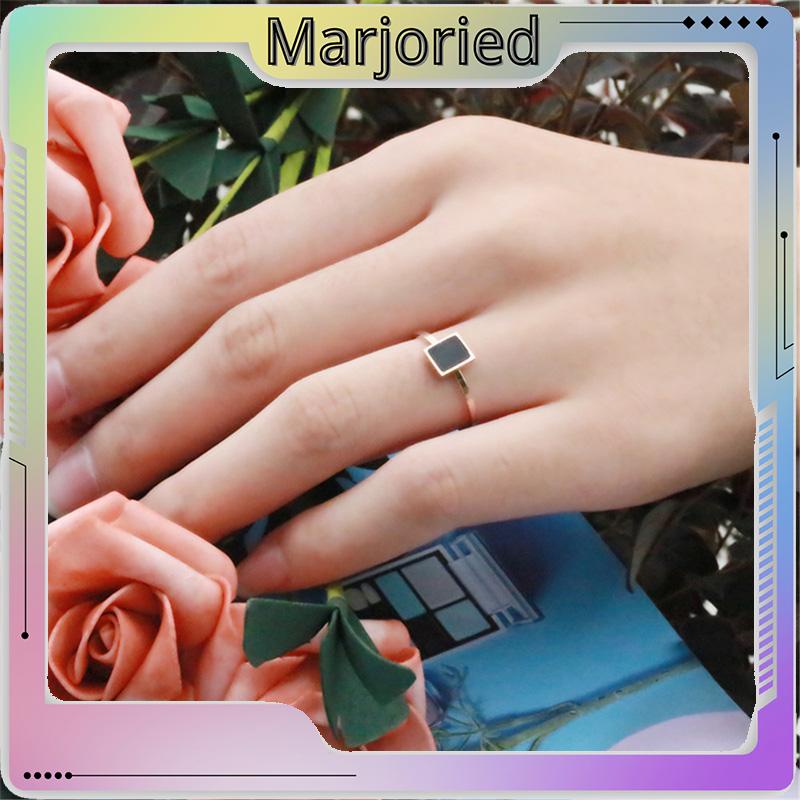 1 Pcs Fashion Cincin Titanium Wanita Kotak Hitam Pola Mawar Emas Stainless Hitam Unisex  Aksesoris-MJD