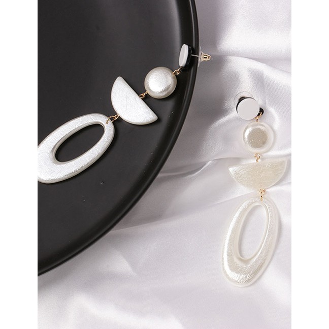 LRC Anting Tusuk Fashion White Geometric Earrings F46010