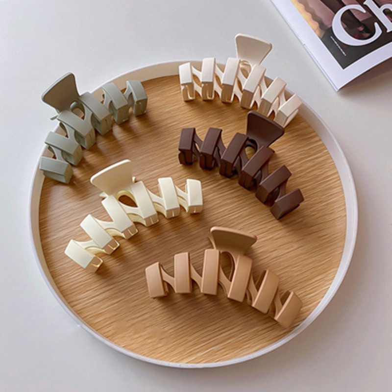 French Style Big Wave Hair Claws Geometric Hollow Hairpin Back of Head Temperament Plate Hair Shark Clip