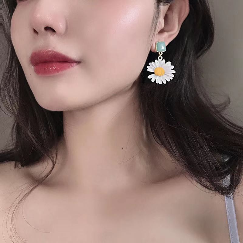 Anting Tusuk Bunga Daisy Untuk Wanita / Aksesoris Fashion Wanita Anting Bunga Daisy