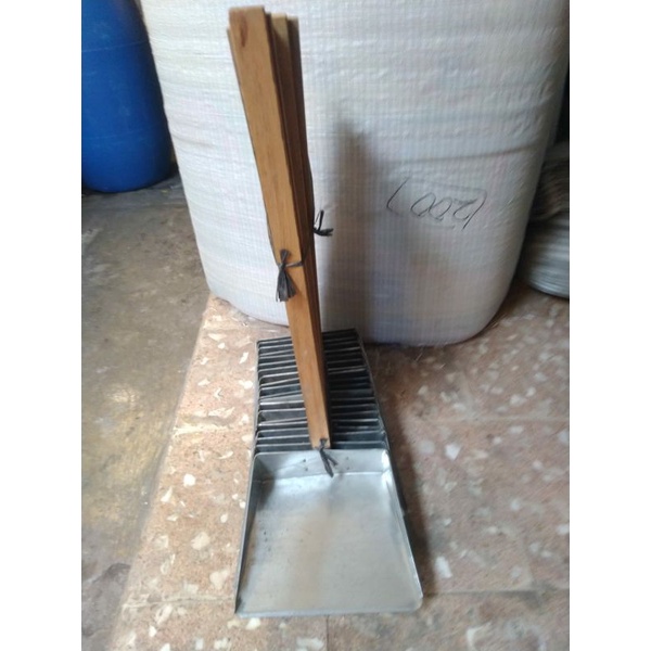 Serok Sampah Kaleng/ Pengki Gagang Kaleng gagang Kayu