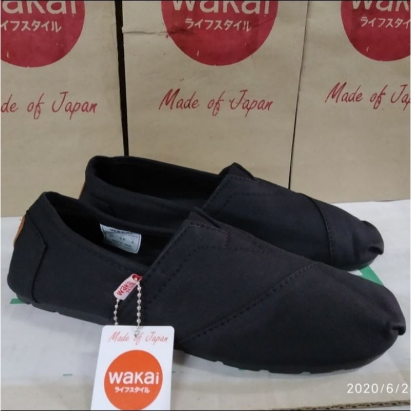 sepatu slip on warna hitam wakai original size 38-43