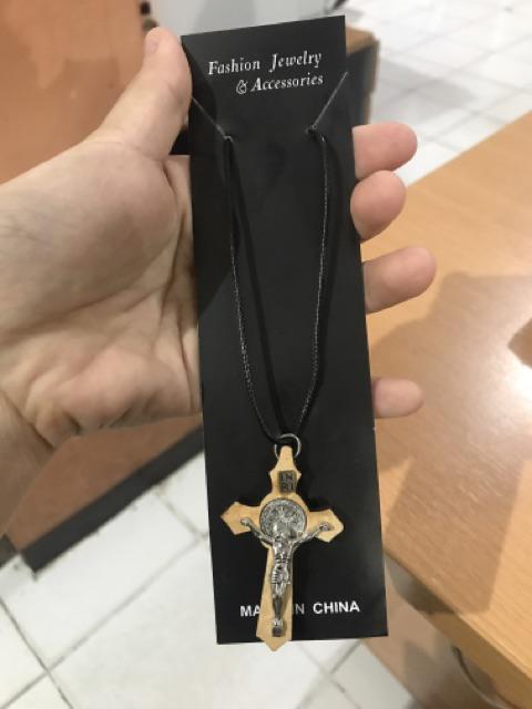 Kalung Salib Benedict Kayu Lancip F30/2-souvenir Rohani