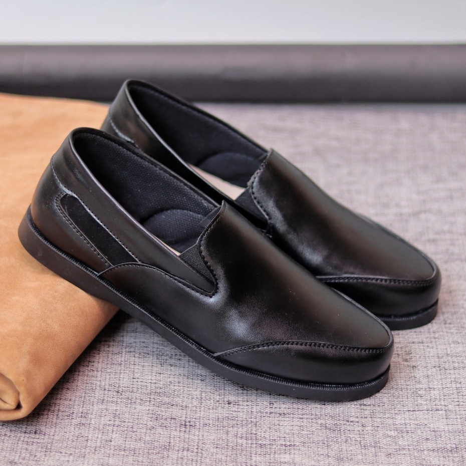 MOLK Sepatu Kasual Formal Pria Kulit Sintetik Pantofel Kerja Kantor Kuliah