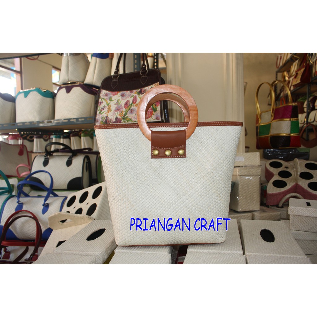 Tas Anyaman Pandan Handle Kayu Bulat