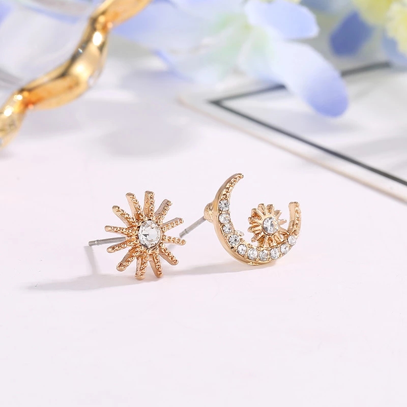Anting Bentuk Bulan Bintang Asimetris Aksen Zircon Gaya Korea Untuk Wanita