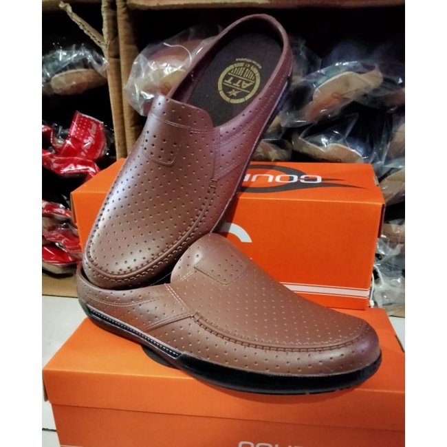 sepatu slop pria terbuat dari karet pul