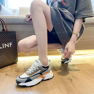  Sepatu  Sneakers Wanita Model Sport Casual untuk Lari 