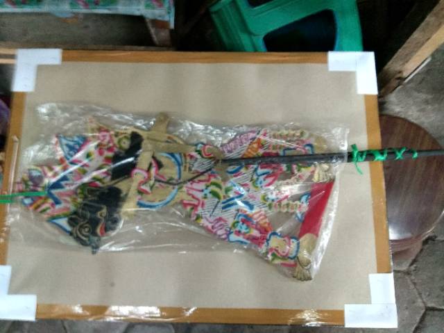 KERAJINAN WAYANG KULIT SENTONO MUSUH RADEN GATOTKACA UKURAN BESAR 40x30 cm - PAJANGAN DEKORASI MURAH