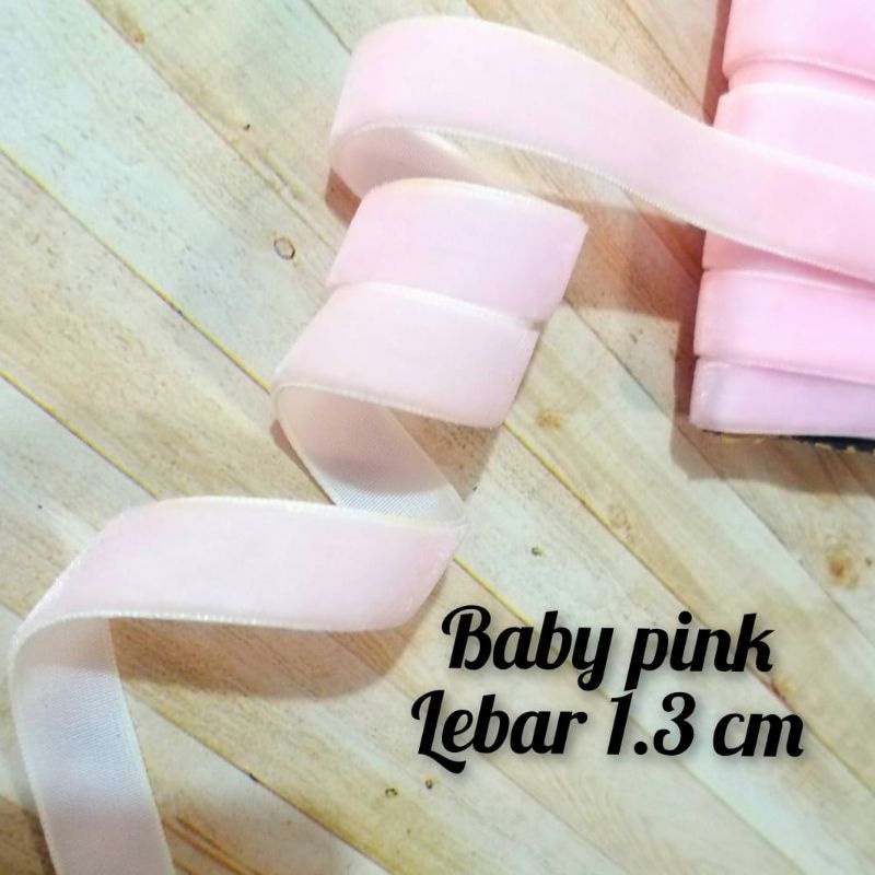 

per rol 15 meter,pita bludru/velvet warna baby pink lebar 1.3 cm