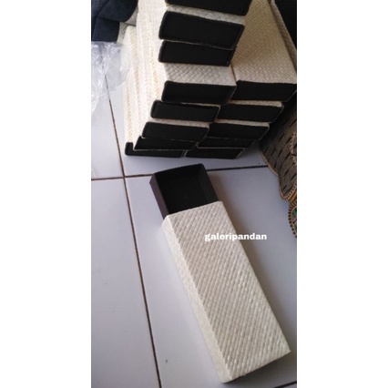 

Tempat pensil Anyaman pandan sorog