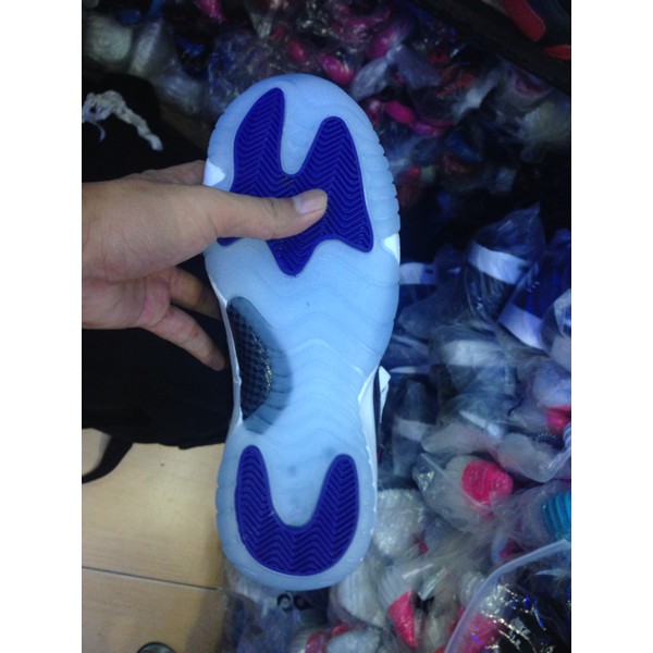 Terlaris  NIKE AIR JORDAN 11 RETRO WHITE BLACK