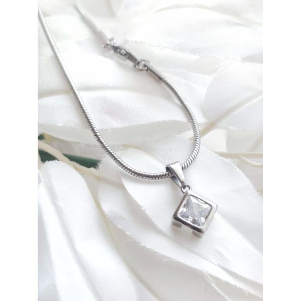 Kalung Permata Titanium Silver Wanita