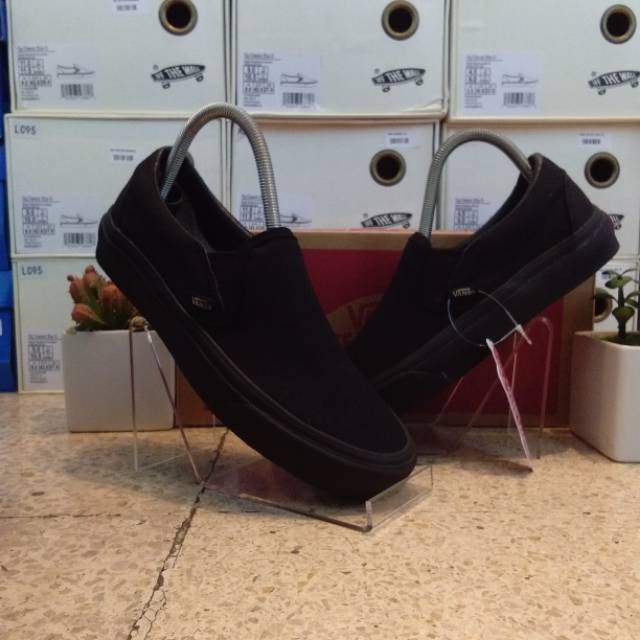 VANS SLIP ON ALL BLACK