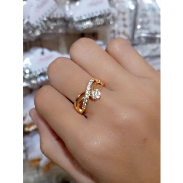 CINCIN EMAS BERLIAN MODEL SILANG DOUBLE DENGAN AKSEN PERMATA XUPING TITANIUM LAPIS EMAS ANTI KARAT TIDAK LUNTUR / CINCIN WANITA MODEL KOREA TERBARU KEKINIAN 2022