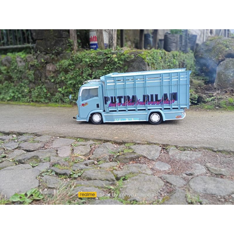 miniatur truk pvc isuzu giga 71 skala 1/10.perfek