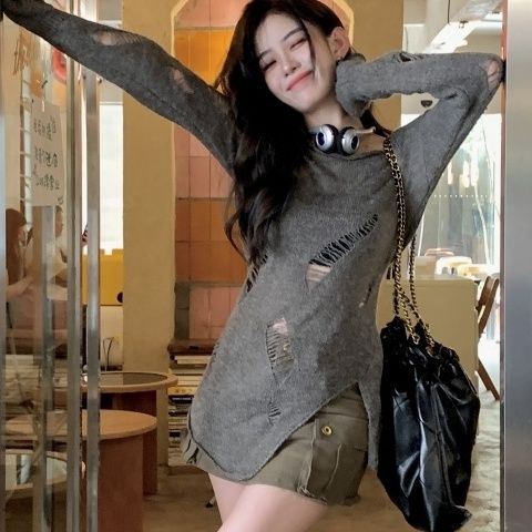 Red 2022 awal musim gugur desain lubang rasa berongga sweater lengan panjang wanita baru retro seksi slim slit top trendi