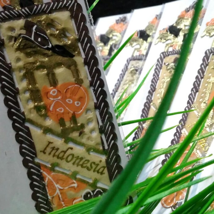 

Hemat Pembatas Buku Wayang Batik Kulit Souvernir Khas Tulisan Indonesia Satu Terlaris
