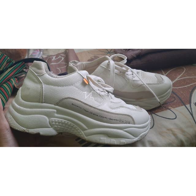 PRELOVED SNEAKERS