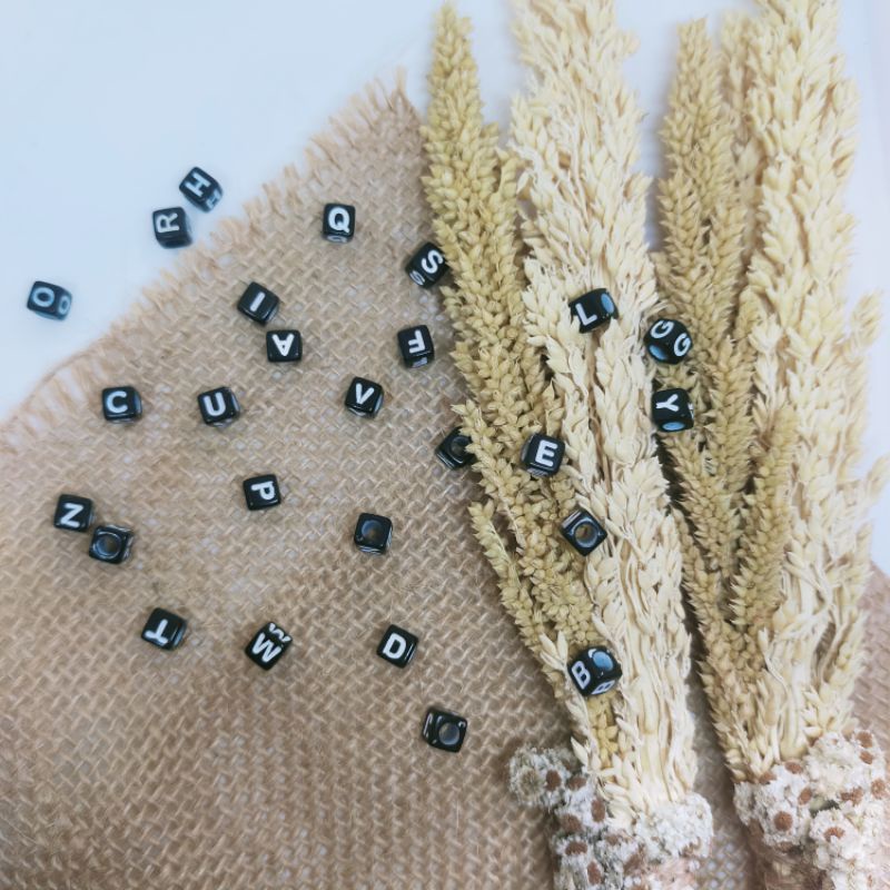 26 manik huruf kotak hitam &amp; putih A sampai Z