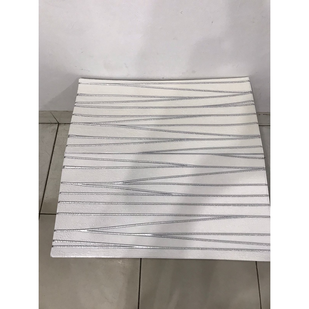 Wallpaper 3D Brickfoam Garis Silver Kode 2012 / Ukuran 70x70cm / Bervariasi Warna