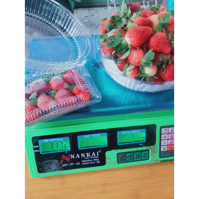 

buah strawbery organik CAMPUR besar Grade A & sedang Grade B bandung pilihan,per 1 kg FRESH