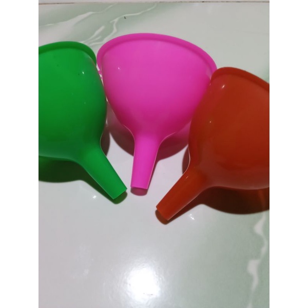 Corong minyak air  plastik warna ukuran sedang