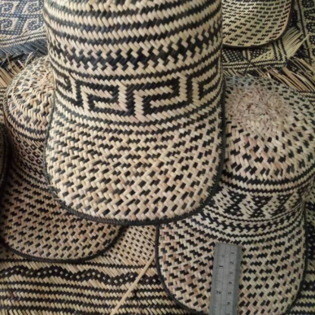 Topi laki anyaman rotan