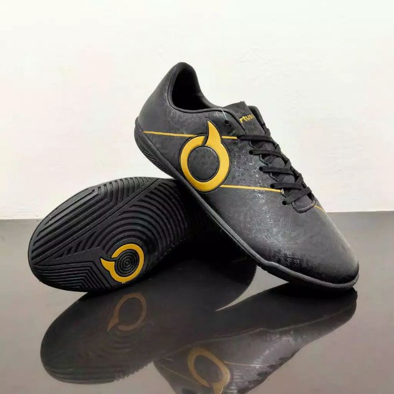 Sepatu Futsal Ortuseight Sabre In Black / Gold