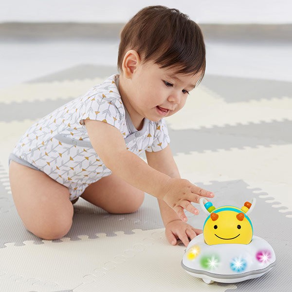 SKIP HOP E&amp;M FOLLOW-BEE CRAWL TOY - MAINAN BAYI 303108