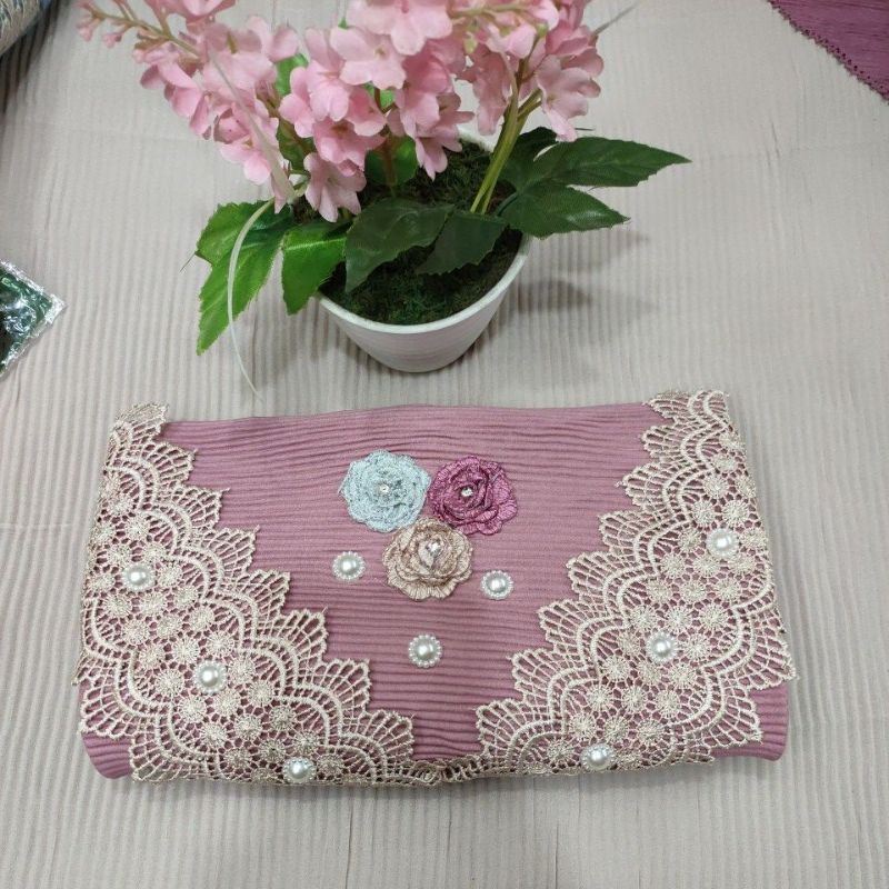 segi empat plisket renda bunga jambul/jilbab segi empat plisket jilbab segi empat plisket renda terbaru/jilbab segi empat viral terbaru/jilbab segi empat plisket renda terbaru-Dusty pink
