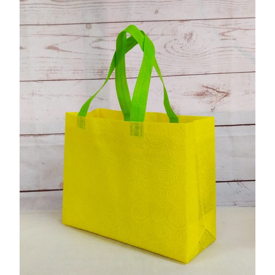 

TAS EMBOS 22X27X10 | TAS SPUNBOND EMBOS | TAS GOODIEBAG| TAS HAJIAN | TAS HAJATAN | TAS EMBOS MURAH|TAS EMBOS