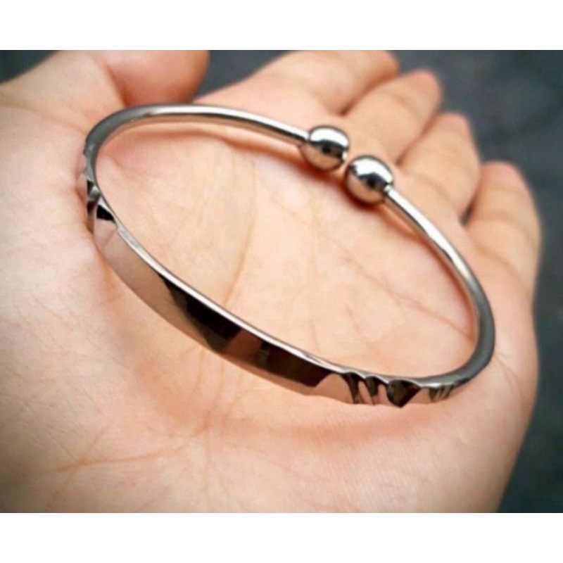 Gelang titanium pria anti karat dan tidak luntur