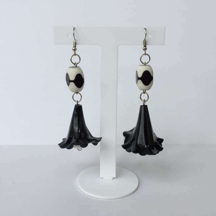 Anting bunga hitam beads