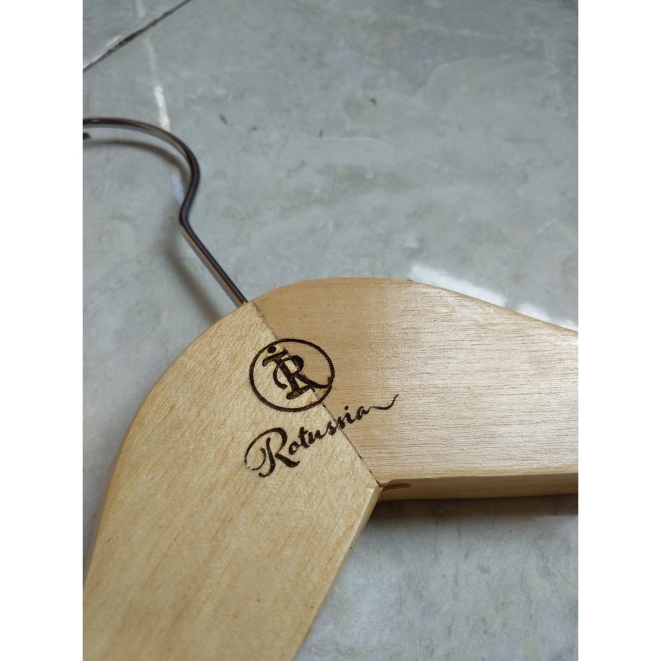 Hanger kayu grafir Custom nama gravir