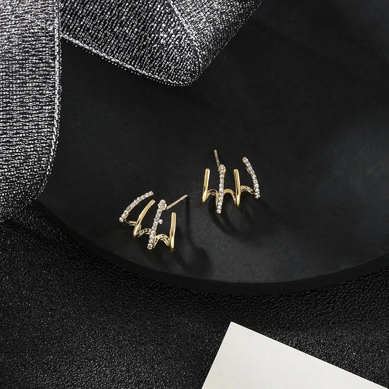 Anting Stud Berlian Imitasi Bentuk Geometris Empat Cakar Bahan Logam Gaya Korea Untuk Wanita