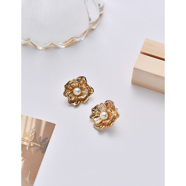 LRC Anting tusuk Fashion Golden Pearl Flower Metal Irregular Stud Earrings D80658