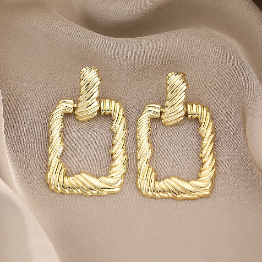 Anting Bentuk Bunga Geometris Irregular Bahan Metal Warna Emas Gaya Vintage