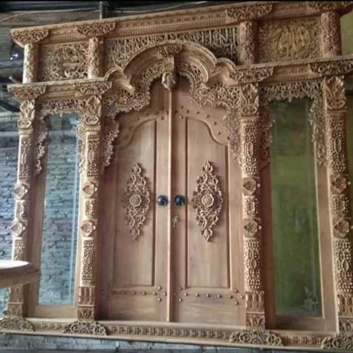 gebyok ukir jendela kaca.