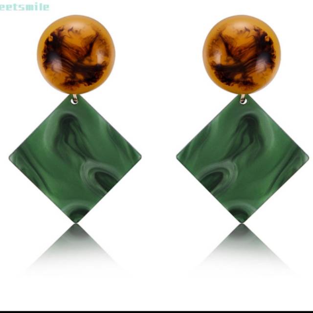 

Acrylic earing kemiripan gambar 99%.. sama persis dengan yg model pakai.