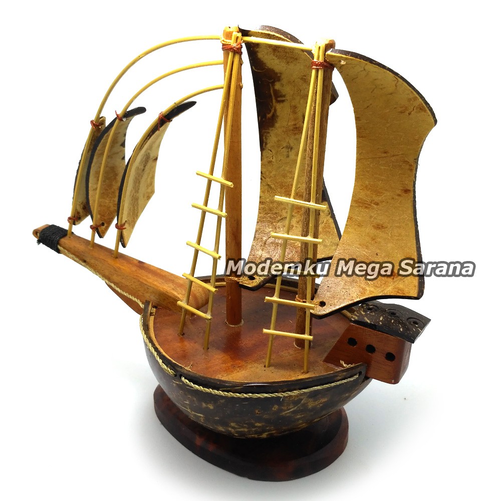 Miniatur Kapal Pinisi Dewaruci Batok Kayu 23x11x21 cm